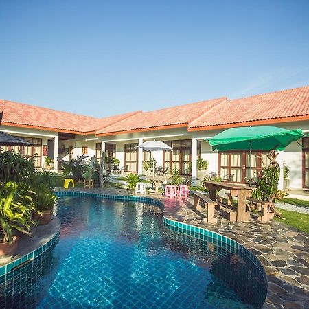 Tree Roots Retreat Hotel Rayong Bagian luar foto