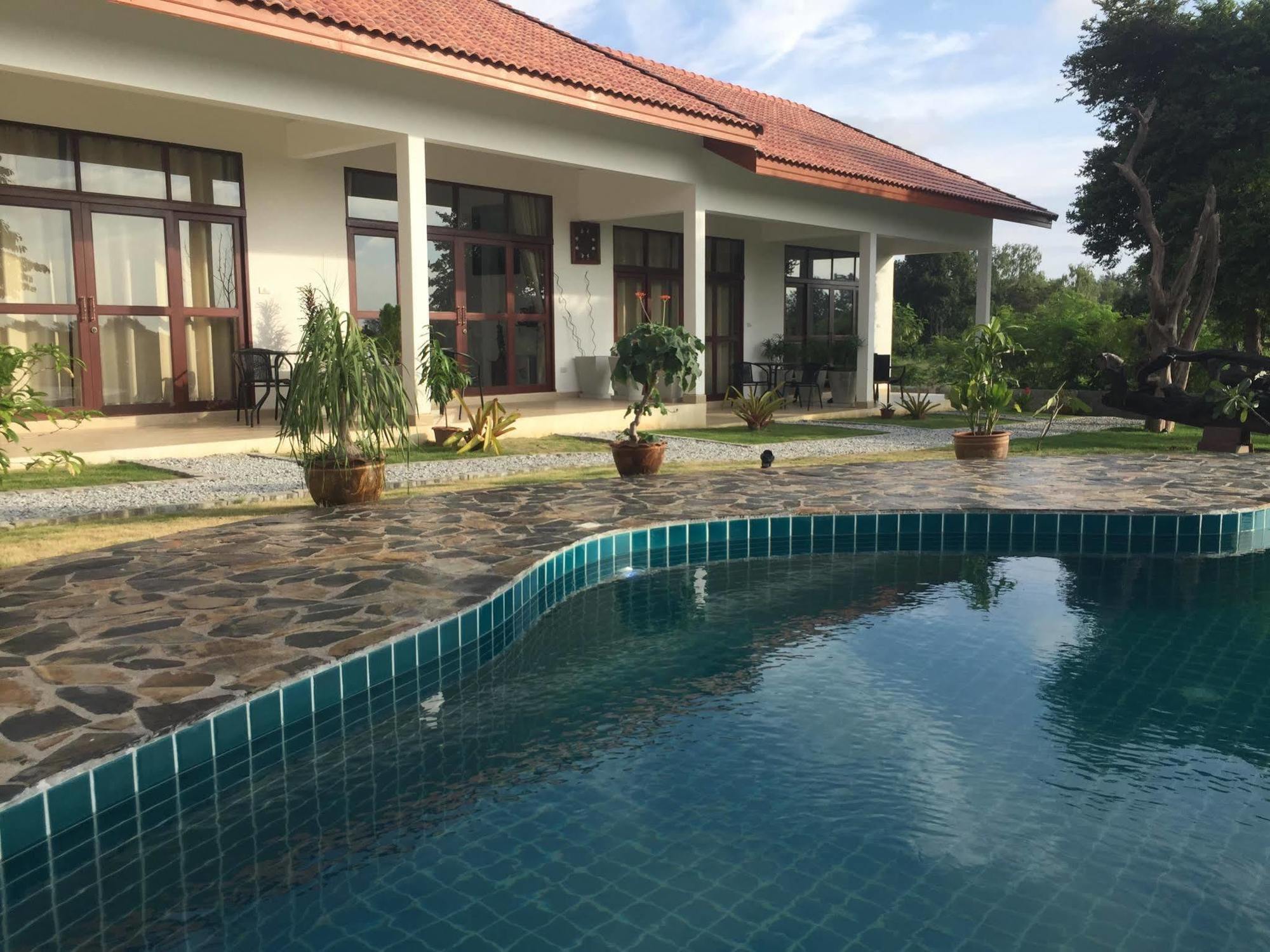Tree Roots Retreat Hotel Rayong Bagian luar foto