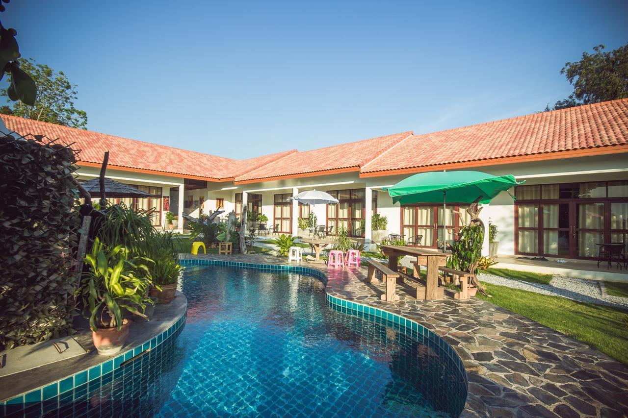 Tree Roots Retreat Hotel Rayong Bagian luar foto