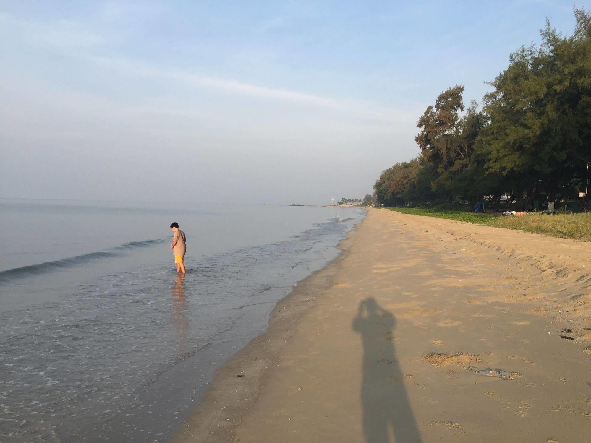 Tree Roots Retreat Hotel Rayong Bagian luar foto