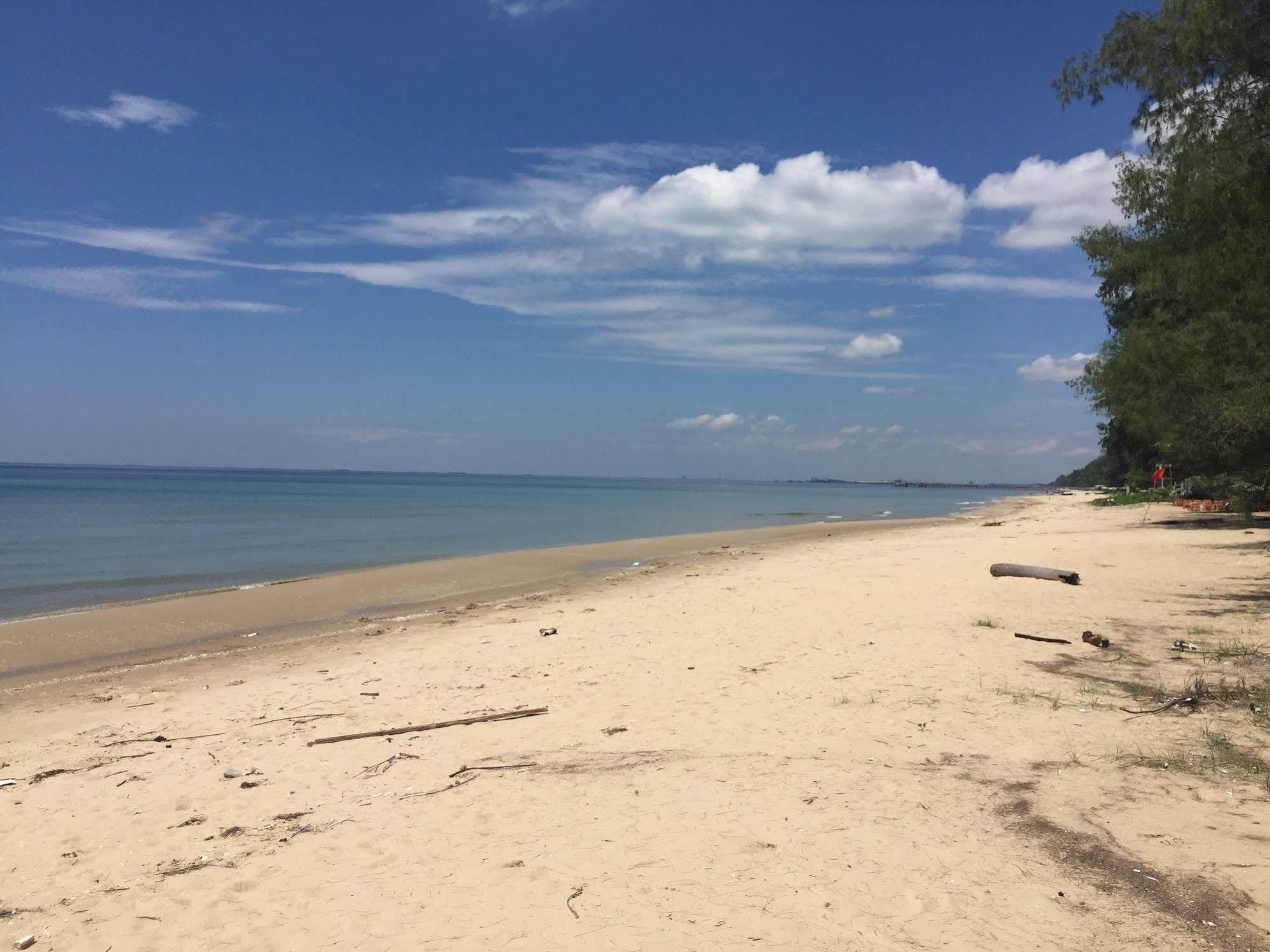 Tree Roots Retreat Hotel Rayong Bagian luar foto