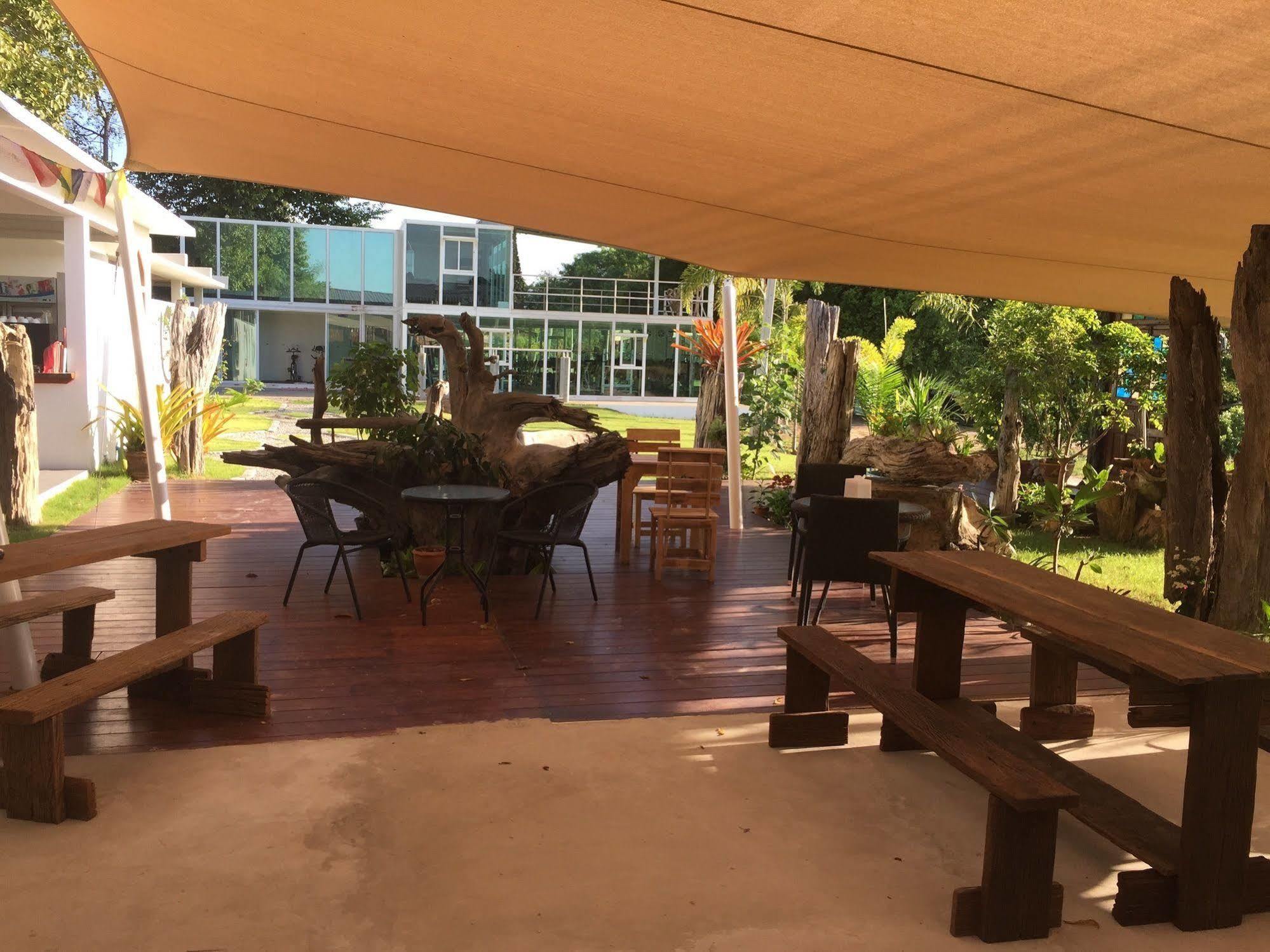 Tree Roots Retreat Hotel Rayong Bagian luar foto