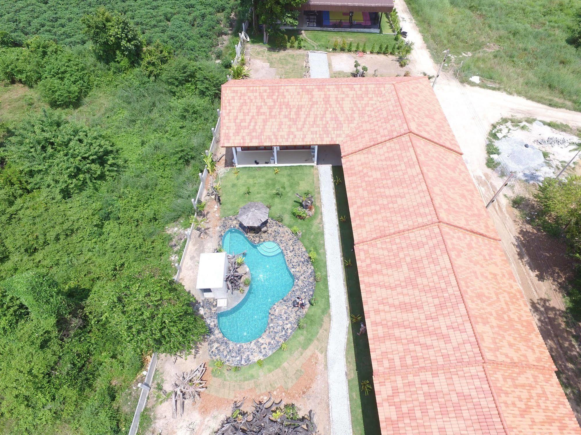 Tree Roots Retreat Hotel Rayong Bagian luar foto