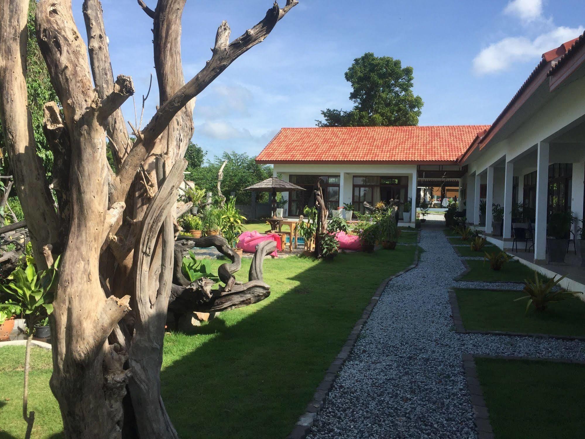 Tree Roots Retreat Hotel Rayong Bagian luar foto