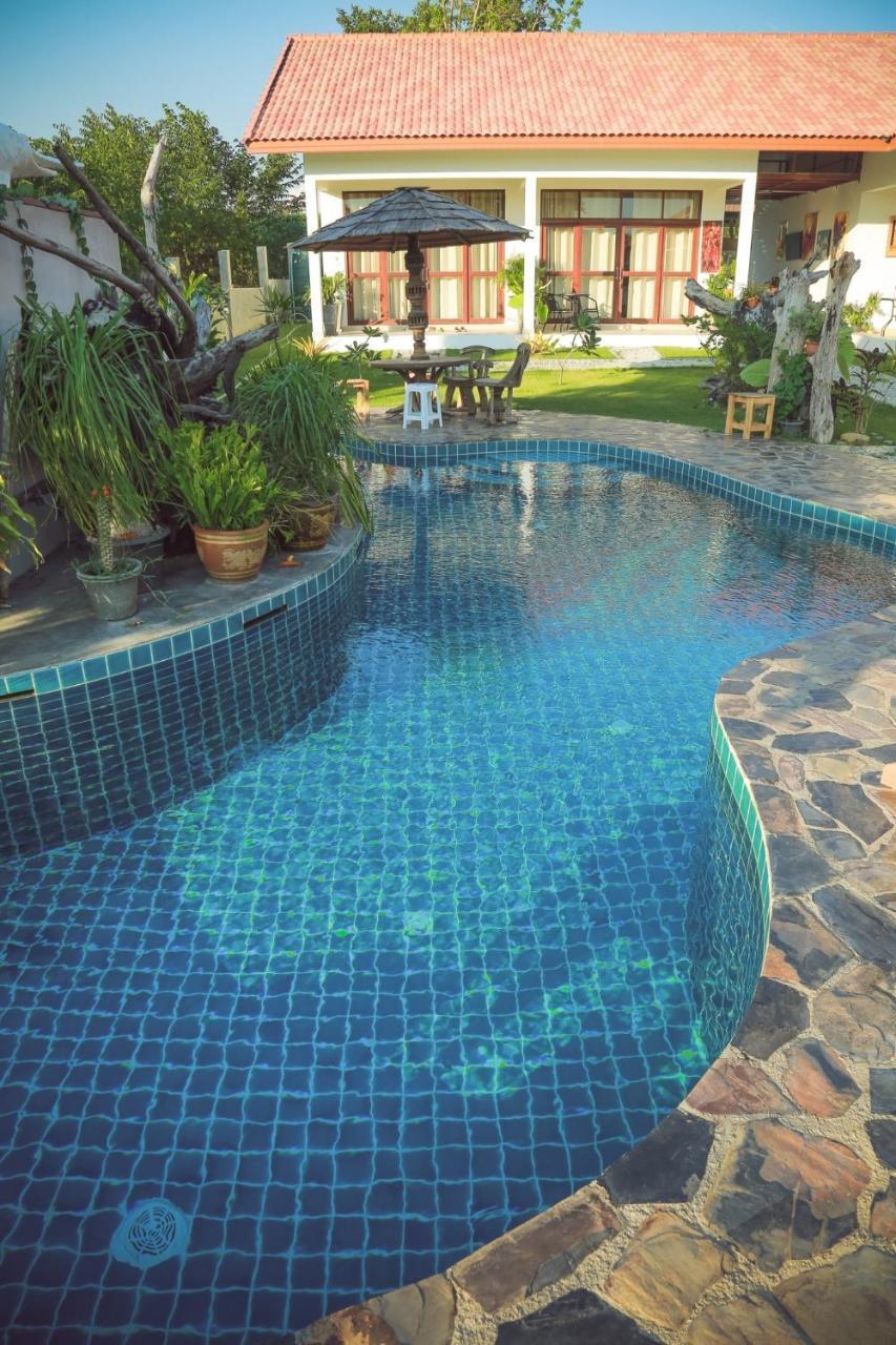 Tree Roots Retreat Hotel Rayong Bagian luar foto