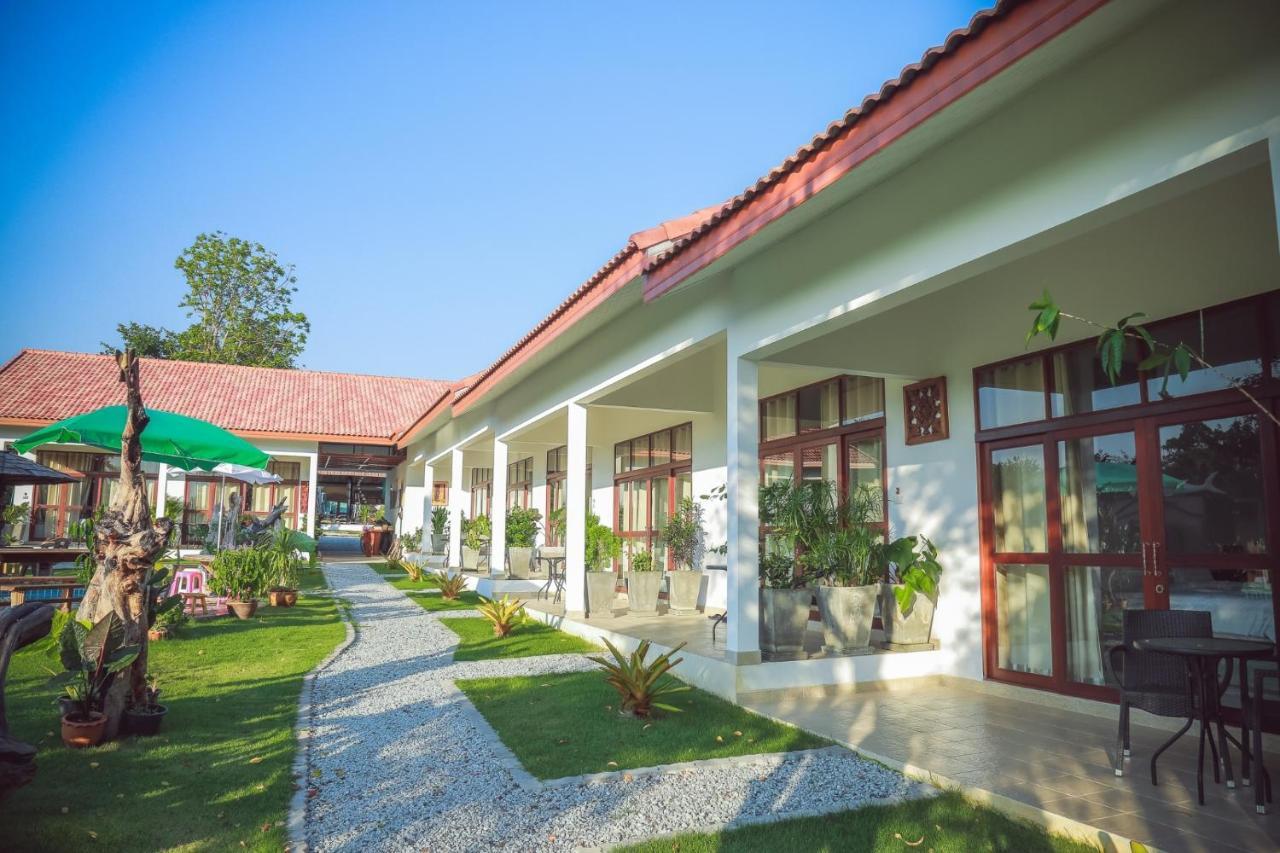 Tree Roots Retreat Hotel Rayong Bagian luar foto